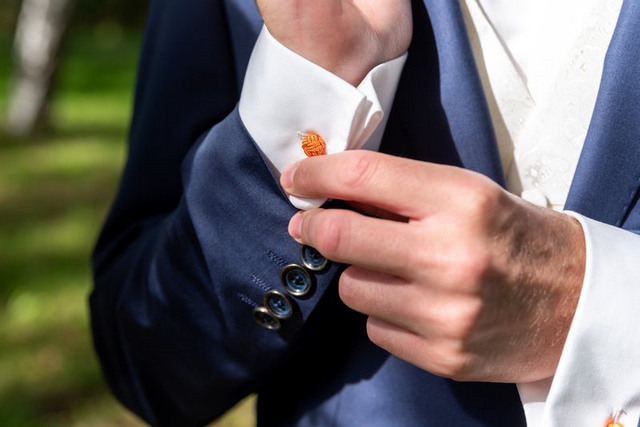 Detail eines Hochzeitsanzugs