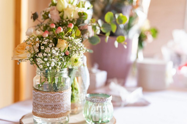 Blumenschmuck auf einer Hochzeitstafel
